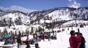 B-08, MANALI-280301 - MARCH 28, 2006 - Manali Tourists enjoing at Snow Point near Guaba about 17 KM  away from Manali  after a fresh snow fall  on Monday. PTI PHOTO